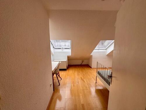 Foto - 3-Zimmer-Dachgeschosswohnung in zentraler Lage (teilmöbeliert)