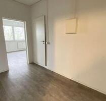 + Frisch renovierte 2 Raum Wohnung wartet auf neue Mieter + - Halle (Saale) Silberhöhe