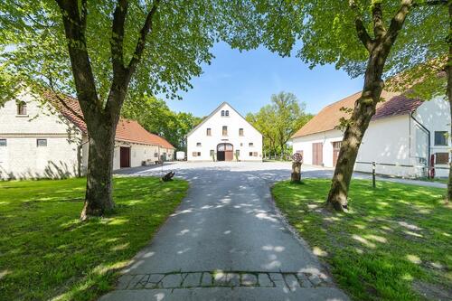 Foto - Reitanlage mit Wohnhaus und Reithalle