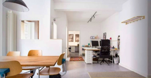Foto - Freier Arbeitsplatz oder kleines Büro in sympathischer Bürogemein