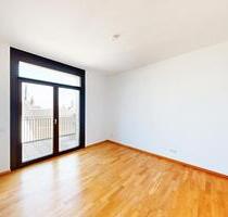 Kompakte 2-Zimmer-Wohnung mit tollem Ausblick aus der großzügigen Loggia - Frankfurt am Main