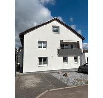 Helle 4,5 Zimmer Wohnung mit Balkon und Doppelcarport - Täferrot