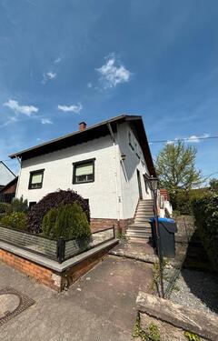 Foto - Freistehendes 7-Zimmer-Einfamilienhaus mit Garten und Garage