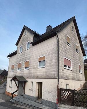 Foto - Wohnhaus mit schönem Garten und Garagen