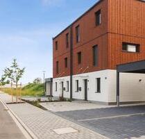 Geiselhöring: Modernes Wohnen mit Wohlfühlklima – Holzmassiv-Doppelhaushälfte mit Garten