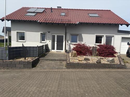 Foto - Freistehendes Einfamilienhaus mit abgeschlossener Dachgeschosswoh
