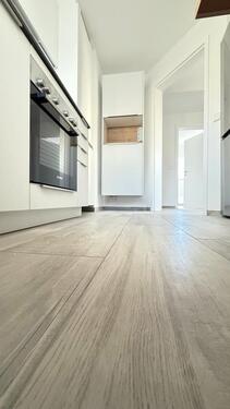 Foto - NEU sanierte 4-Zimmer DG Wohnung Balkon EBK zentrale Lage FDS