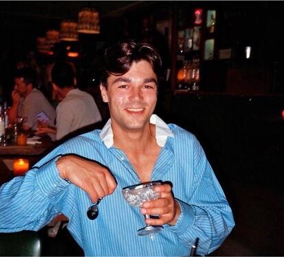 Foto - Junger Berufstätiger freut sich über Wohnungsangebote in Köln