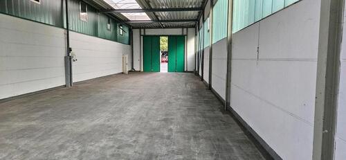 Foto - Stellplatz in Halle für PKW, Oldtimer, Motorrad etc.