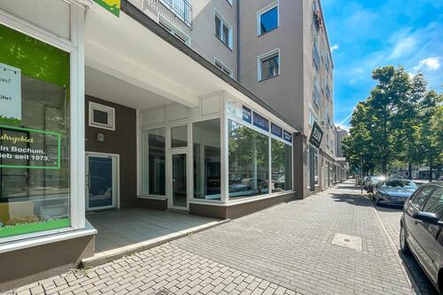 Foto - zentrale Lage – hohe Passantenfrequenz – große Schaufensterfront