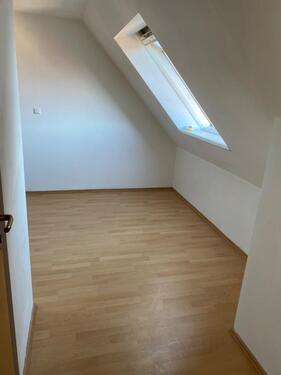 Foto - Helle 1-Zi.-DG-Wohnung mit Kochnische & TG-Option in Brackenheim