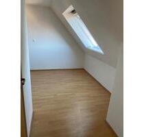 Helle 1-Zi.-DG-Wohnung mit Kochnische & TG-Option in Brackenheim