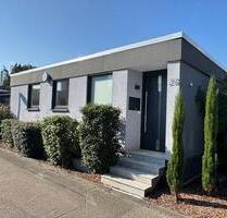 Exklusiver Flachdachbungalow in Hanau-Kesselstadt mit Pool