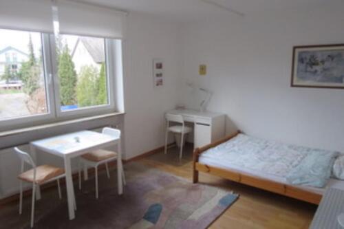 Foto - Helles, ruhiges, modern möbliertes Zimmer