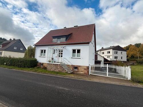 Foto - Haus mit Nebengebäude Jesberg PV - Anlage
