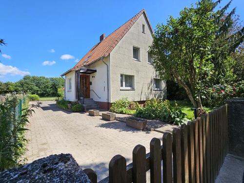 Foto - Ein Zweifamilienhaus mit Nebengebäude in Völksen