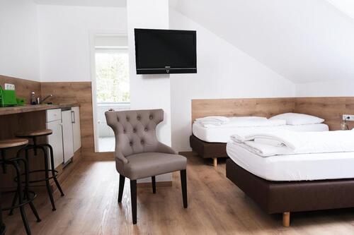 Foto - Dreibettzimmer mit Bad und Küche für Monteure