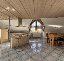 Charmante 3-Zi.-Whg. im DG mit offener Küche, Kachelofen, Carport - Sulzdorf an der Lederhecke