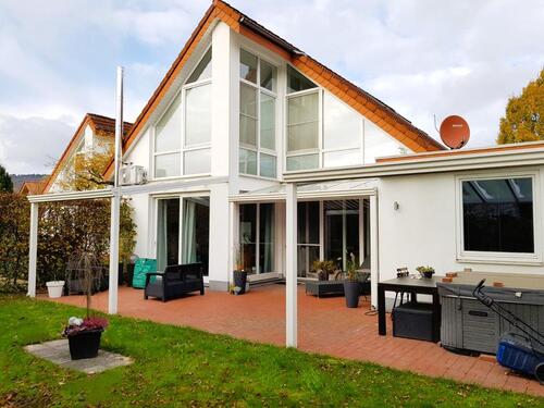 Foto - Modernes Einfamilienhaus mit Garage, Kamin und Whirlpool