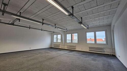 Foto - Helle Bürofläche (63 m²) für Teams mit Fenster, Aufzug und Glasfaser – ab April