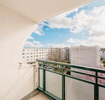 Helle 2-Zimmer mit Loggia und neuer Einbauküche in Hellersdorf - Berlin Marzahn-Hellersdorf