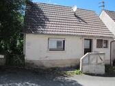 Foto - Haus in Ruhiger Lage ca.100m2 Grundf. stak sanierungsbedürftige
