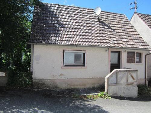 Foto - Haus in Ruhiger Lage ca.100m2 Grundf. stak sanierungsbedürftige