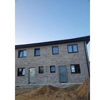 Erstbezug! Doppelhaushälfte mit 4 Zimmern und kleinem Garten - Hückelhoven