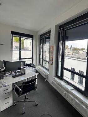 Foto - Heller und stilvoller Büroarbeitsplatz in attraktiver Bürogem.