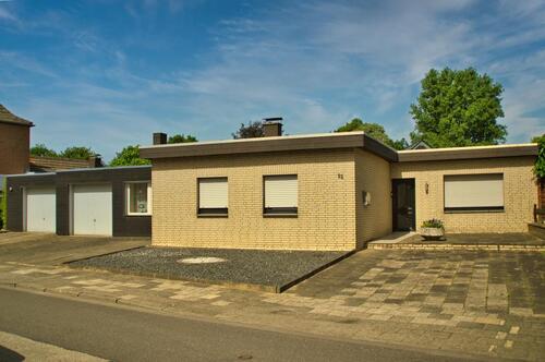 Foto - Attraktiver Bungalow Einfamilienhaus mit 2 Garagen+Stellfläche