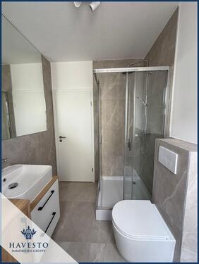 Foto - Frisch renovierte 2-Raum-Wohnung mit Balkon, Einbauküche, modernem Bad & Stellplatz!