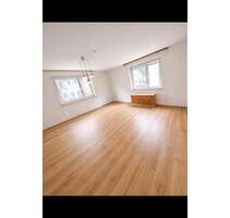 WG Zimmer zu vermieten - 333,00&nbsp;EUR Kaltmiete, ca.&nbsp; 60,00&nbsp;m&sup2; in Sulz am Neckar (PLZ: 72172)