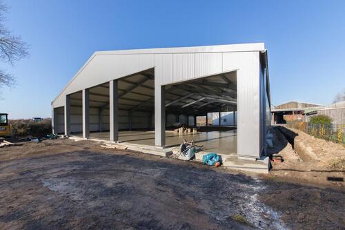 Foto - Neubauhalle mit separaten Lagerabteilen