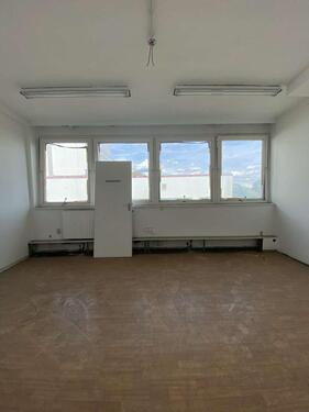 Foto - Helle Bürofläche in renovierungsbedürftigen Zustand zu Miete