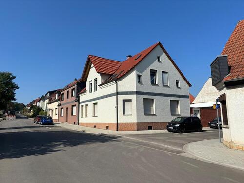 Foto - Schönes Haus in guter Lage mit Garage, kleinem Garten und Pool