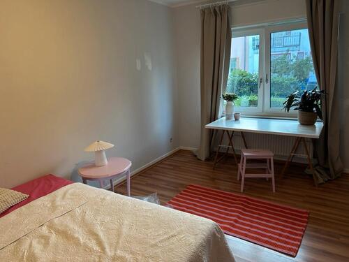 Foto - Zimmer zur Untermiete- für Frauen 2-4 Wochen. Altstadt.