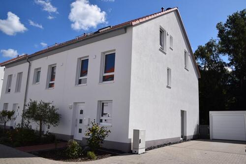 Foto - Neuwertiges Reihenendhaus mit Garage und 2 Bädern