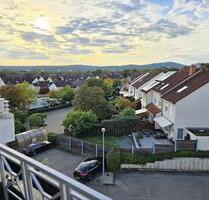 Helle 4-Zimmer-Wohnung mit Westbalkon und Blick in den Taunus – direkt am Marktplatz - Liederbach am Taunus