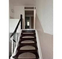 Frisch teilsaniert! Helle 3,5-Zimmer-DG-Wohnung (81 m²) - Duisburg Essenberg