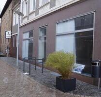 Ladenfläche mit großer Schaufensterfront in Mendener Fußgängerzone - Menden (Sauerland)