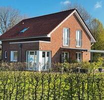 Neuwertiges Wohnhaus: A+ mit Wärmepumpe und Lüftungsanlage - Westerstede