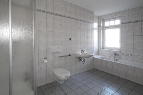 Foto - Schöne Single-Wohnung mit großem Tageslichtbad mit Wanne und Dusche...