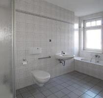 Schöne Single-Wohnung mit großem Tageslichtbad mit Wanne und Dusche... - Zschopau