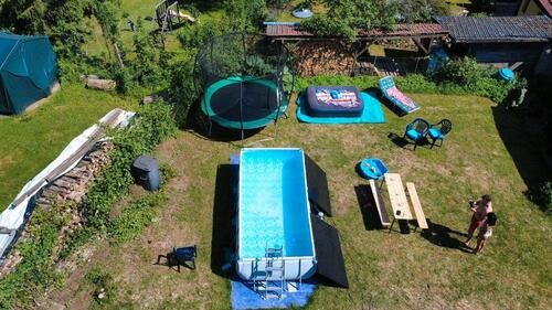 Foto - Kleines Einfamilienhaus mit Nebengebäuden und Garten