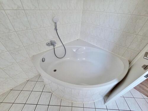 Foto - +++Komplettsanierung +++ Leben unterm Dach mit EBK und Eckbadewanne