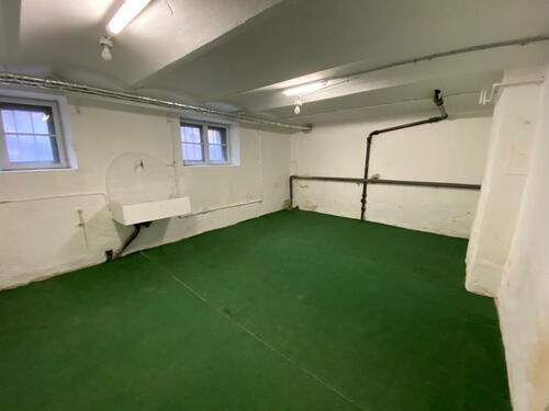 Foto - Kellerraum, Kellerabteil, Lagerraum, Lager, Hobbywerkstatt, Küche