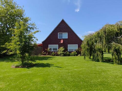 Foto - Freistehendes EFH mit Riesen-Grundstück – ideal zur Teilung!