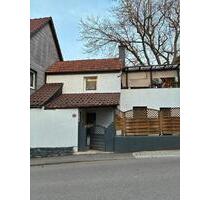 Vermietete 1-2 Familienhaus - 299.000,00&nbsp;EUR Kaufpreis, ca.&nbsp; 104,00&nbsp;m&sup2; in Korntal-Münchingen (PLZ: 70825)