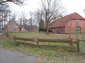 Foto - Großes Bauernhaus mit diversen Nebengebäuden
