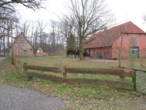Foto - Großes Bauernhaus mit diversen Nebengebäuden